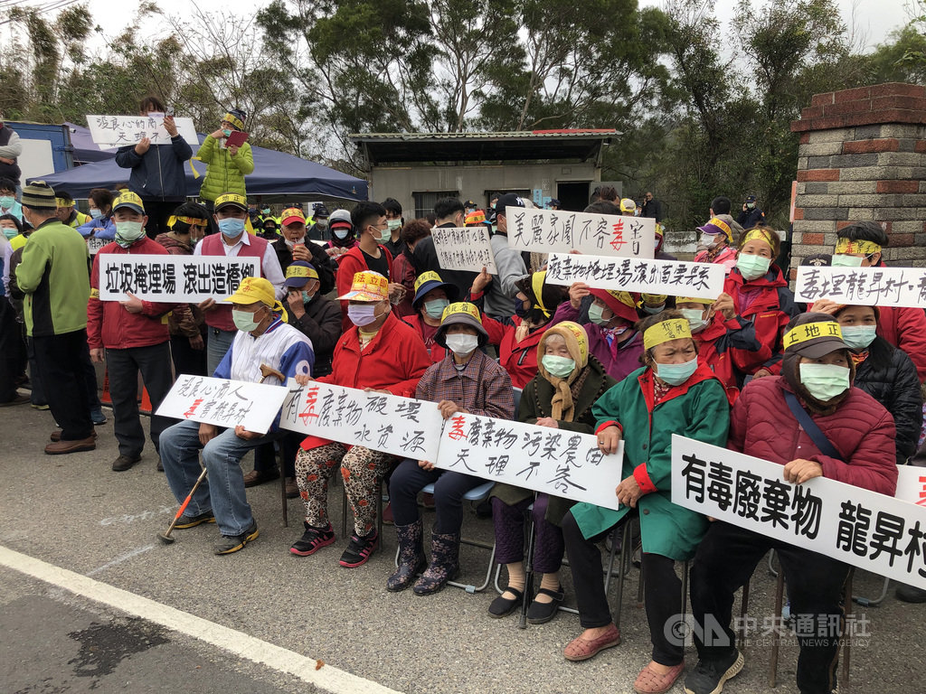 苗栗縣造橋鄉坤輿事業廢棄物掩埋場獲縣府同意試運轉,引發地方居民反彈,業者27日安排機具進場時,自救會成員集結在入口處以人牆肉身阻擋。中央社記者管瑞平攝 110年1月27日