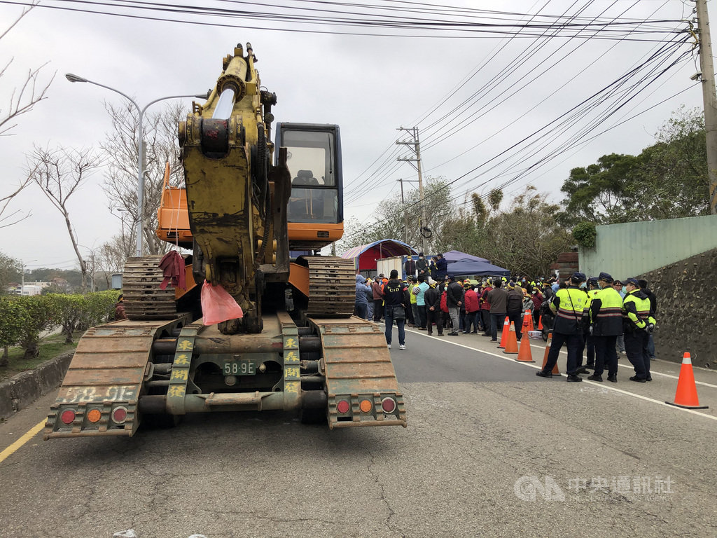 苗栗縣造橋鄉坤輿事業廢棄物掩埋場獲縣府同意試運轉,引發地方居民反彈,業者27日安排機具進場遭民眾抗爭阻擋,一整天雙方對峙近10小時。中央社記者管瑞平攝 110年1月27日