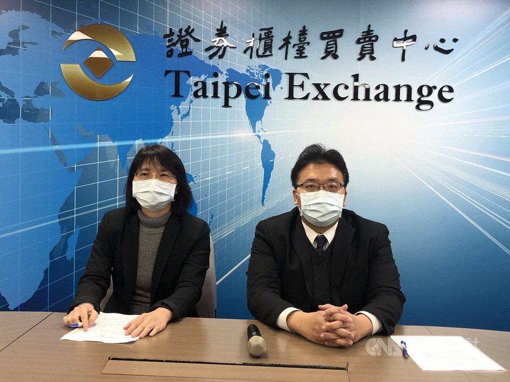 信昌電與佳邦27日晚間舉行重大訊息說明會,信昌電轉讓孫公司中國湖南弘電100%持股給佳邦中國大陸子公司禾邦電子(蘇州),圖左為信昌電發言人羅夏盈,右為佳邦財務長黃國書。中央社記者鍾榮峰攝 110年1月27日