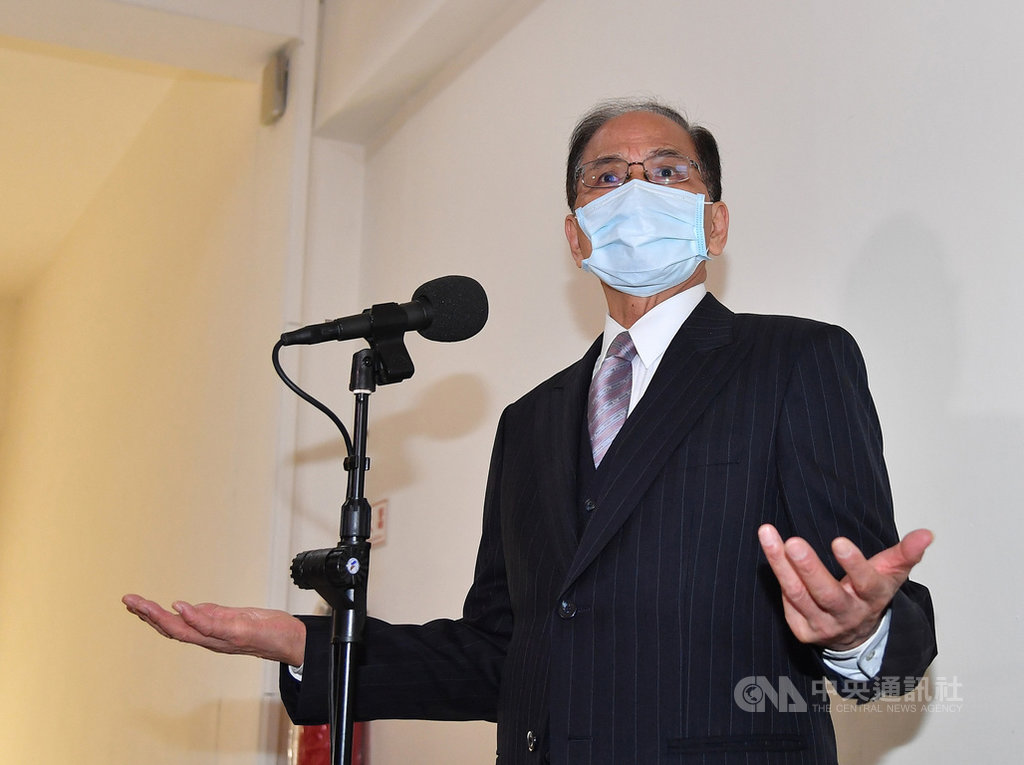 立法院長游錫堃(圖)27日在立法院主持朝野黨團協商,繼續研商「中華民國110年度中央政府總預算案」相關事宜,會前回答關於立法院防疫措施的問題。中央社記者鄭清元攝 110年1月27日