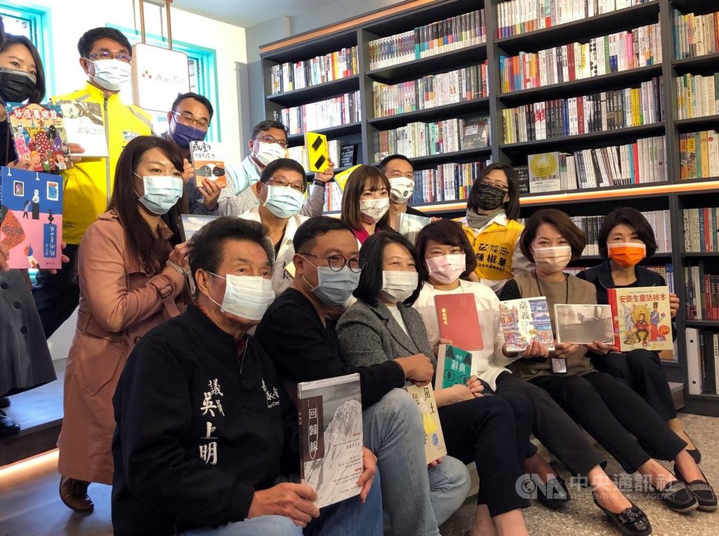 誠品書店事隔10年又回到嘉義市開店,進駐嘉義最新文化地標市立美術館內,嘉義市長黃敏惠(前排右3)與多名民代27日參與開幕活動。中央社記者黃國芳攝 110年1月27日