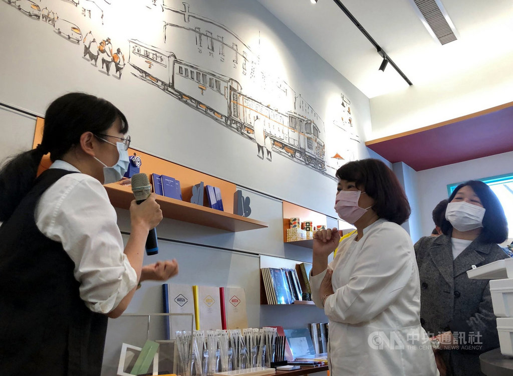 誠品書店嘉義市立美術館期間限定店27日正式開幕,以「藝術與閱讀的美好邂逅」為定位,邀請久居嘉義的藝術家梁紹偉創作嘉義意象壁畫,嘉義市長黃敏惠(右2)親自出席。中央社記者黃國芳攝 110年1月27日