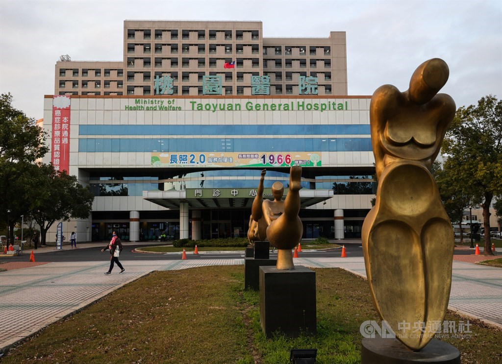 疫情指揮中心指揮官陳時中27日表示,桃園醫院人員已陸續隔離完畢,護理之家也採檢完,將採檢綜合大樓人員,預計2月4日再次全院採檢。(中央社檔案照片)