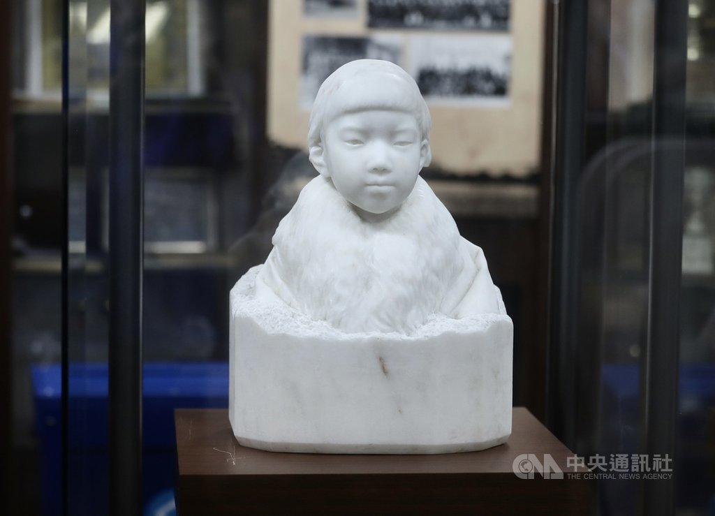 1895年出生的黃土水是台灣首位以雕刻聞名的藝術家,他在短暫耀眼的36年生涯中僅製作3件大理石作品,少女胸像就是他在1920年完成的畢業製作,並隨他一起搭船回台,贈送給母校太平國小。中央社記者張皓安攝 110年1月27日