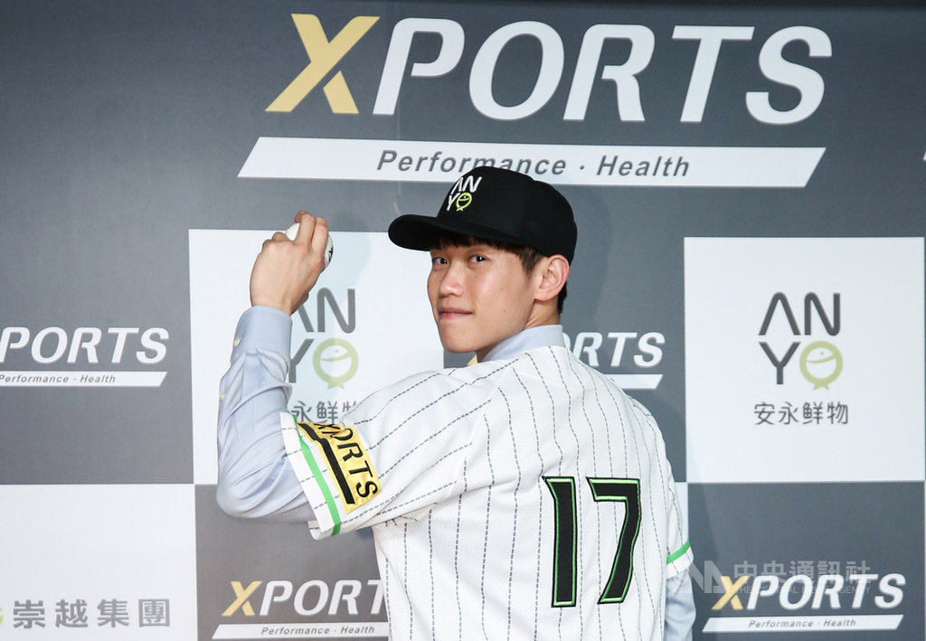 棒球投手陳冠宇結束10年旅日生涯,投入今年中華職棒季中選秀前,他選擇與業餘隊安永鮮物簽半年合約,球隊所屬的崇越集團27日舉辦加盟記者會。中央社記者張新偉攝 110年1月27日