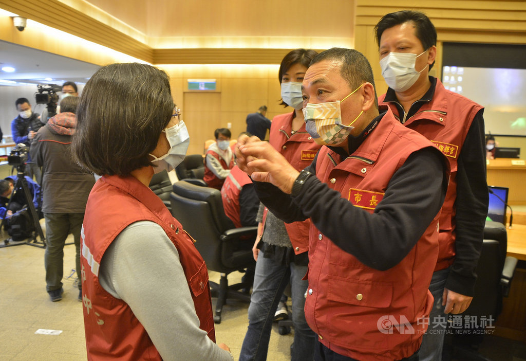 新北市長侯友宜(前右)27日要求衛生局長陳潤秋(前左)會同感染管制醫師及專家,無預警查核轄內54家醫院的防疫應變現況,避免成為防疫破口。中央社記者黃旭昇新北攝 110年1月27日