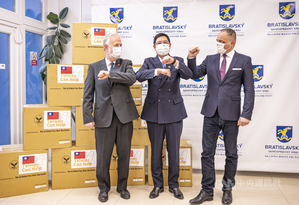 斯洛伐克布拉第斯拉瓦省長德羅巴(右)26日在省府舉辦儀式感謝高雄市捐贈口罩,駐斯洛伐克代表李南陽(中)和國會友台小組主席歐舒斯基(左)應邀出席。(駐斯洛伐克代表處提供)中央社記者林育立柏林傳真 110年1月27日