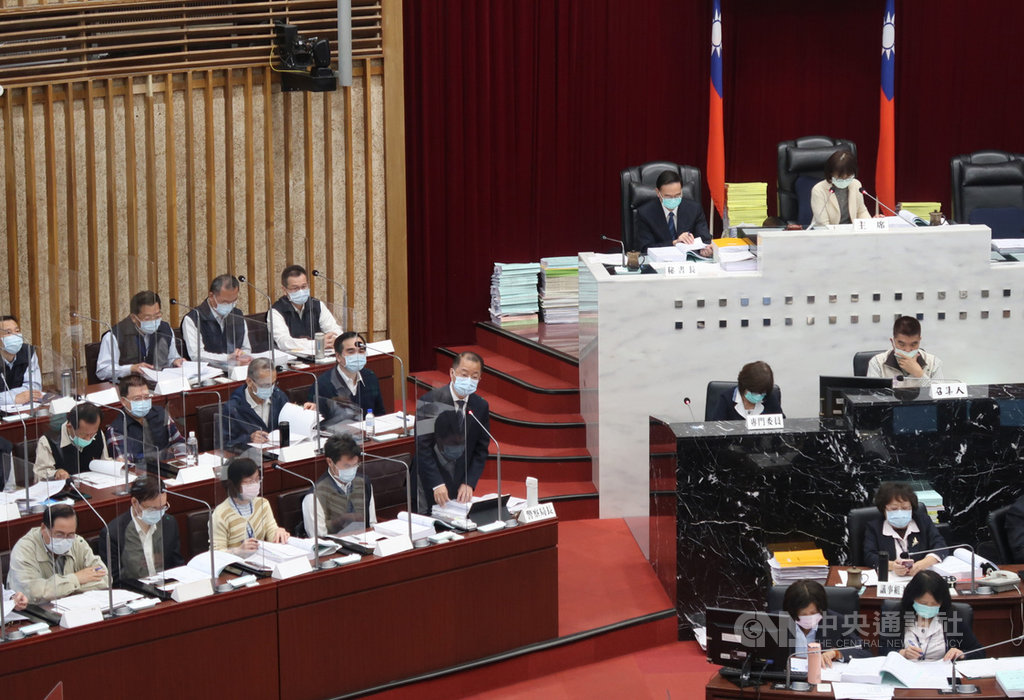高雄市警察局長黃明昭(前排左5)27日列席議會預算審查會,允諾會極力向中央爭取爭警察勤務加給及增加健檢經費。中央社記者王淑芬攝 110年1月27日