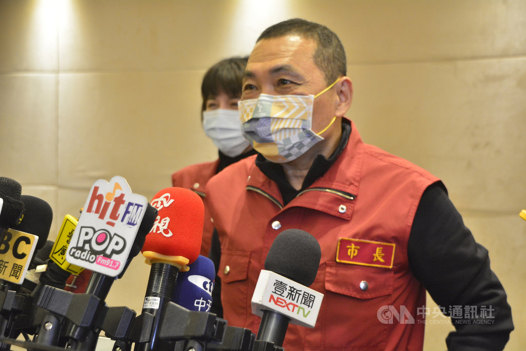 新北市長侯友宜(前)27日主持防疫會議後表示,將支援桃園的居家檢疫關懷,新北市也將重新檢視社區感染的防疫演習兵棋推演,儲備物資,以因應新一波的病毒攻擊。中央社記者黃旭昇新北攝 110年1月27日