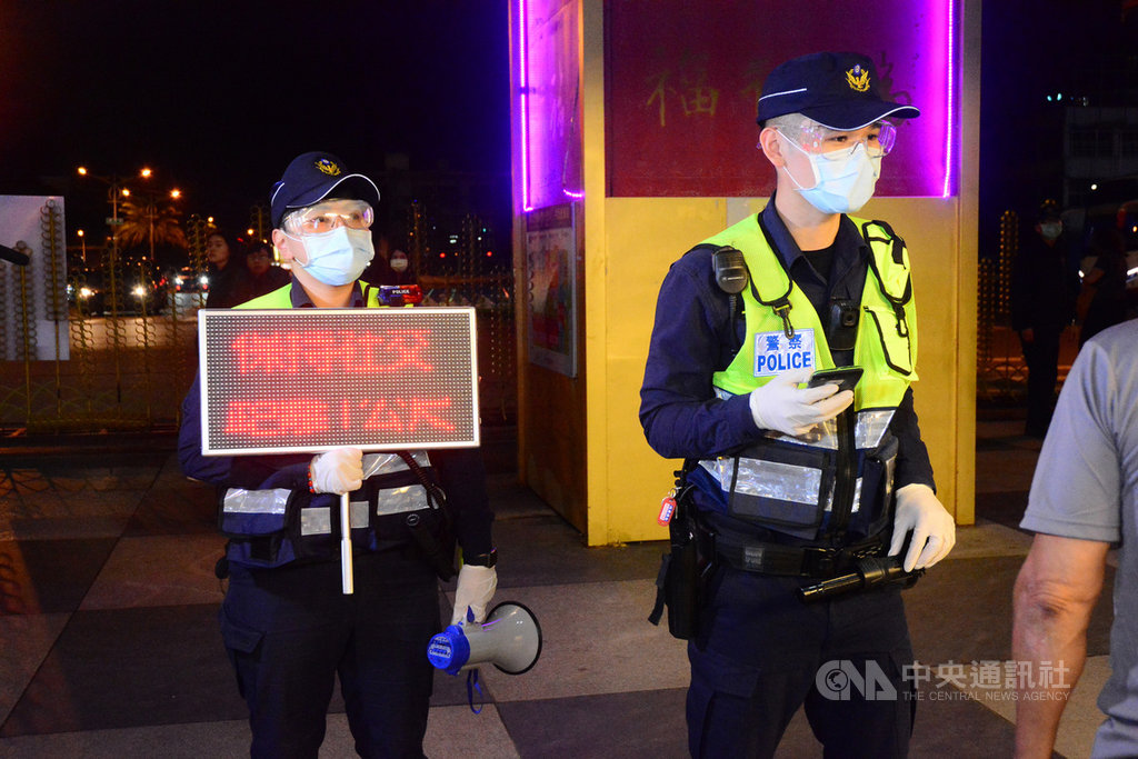 武漢肺炎(2019冠狀病毒疾病,COVID-19)疫情升溫,花蓮縣政府升級東大門夜市、市區商圈防疫措施,加強消毒清潔,要求攤商及民眾戴口罩、宣導保持社交距離,並禁止夜市內相關試吃或試用等行銷活動。(花蓮縣政府提供)中央社記者張祈傳真 110年1月27日