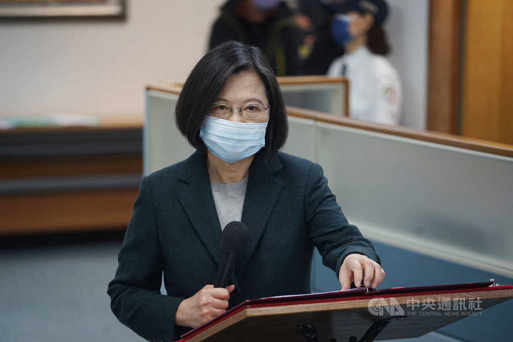 民主進步黨27日在中央黨部舉行中常會,總統兼民進黨主席蔡英文(圖)會前發表談話表示,防疫過程難免有起伏,請大家繼續保持信心,相信專業。中央社記者裴禛攝 110年1月27日