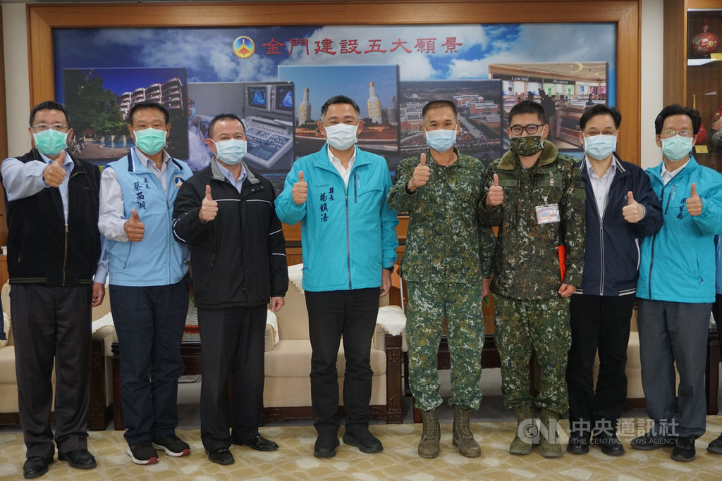 金門縣長楊鎮浯(左4)27日邀請陸軍金門防衛指揮部、海岸巡和金門醫院等單位代表到縣府做客,感謝平日支持醫療、維護治安及後送病患的辛勞,並致贈勞軍款和加菜金。中央社記者黃慧敏攝 110年1月27日