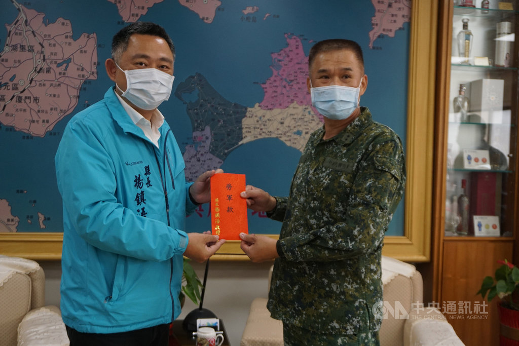 金門縣長楊鎮浯(左)27日慰問陸軍金門防衛指揮部、海巡和醫療等單位,感謝平日協助的辛勞,並致贈勞軍款,由金防部指揮官賀政(右)代表接受。中央社記者黃慧敏攝 110年1月27日