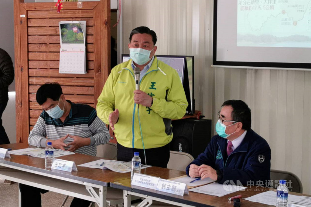 台南市政府提議爭取將台南市龍崎區納入交通部觀光局西拉雅國家風景區範圍,管理處27日在龍崎區舉辦說明會,民進黨立委王定宇(中)出席關心。中央社記者楊思瑞攝 110年1月27日