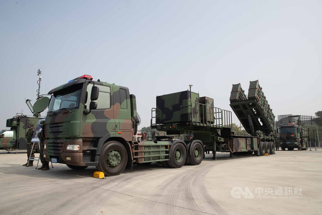 機動飛彈車組的「飛彈發射車」,可裝載雄二、雄三飛彈彈箱,具抗近紅外線、雷達偵照的偽裝設施,發電機可連續供電50小時以上。中央社記者游凱翔攝 110年1月27日