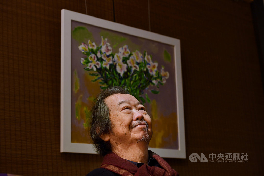 擁有畫家、作家、導演多種身分的創作者雷驤27日在台北紀州庵舉行「風景-昨日的‧今日的」畫展揭幕暨新書發表會,由於他剛經歷過一場大病,他在會中除暢談創作過程,也分享戰勝病痛的經驗。中央社記者王飛華攝 110年1月27日
