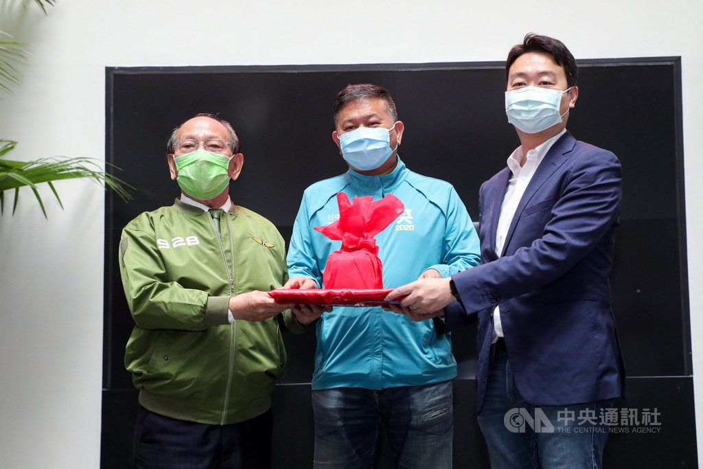 台中市議會民進黨團27日舉辦幹部交接典禮,民進黨台中市黨部主委李天生(中)擔任監交,將印信自卸任總召陳世凱(右)手中,移交給新任總召謝明源(左)。中央社記者趙麗妍攝 110年1月27日