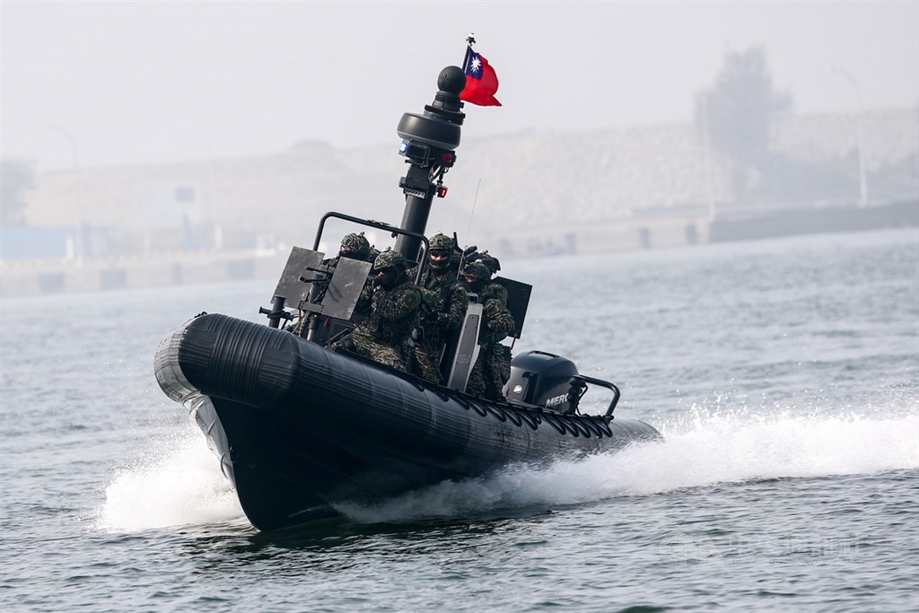國軍春節期間加強戰備,海軍27日在左營軍港舉行反特攻操演,海軍陸戰隊駕駛操控M109新式突擊艇在海上快速推進。中央社記者王騰毅攝 110年1月27日