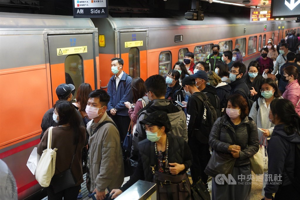 台鐵27日表示,一名女性列車長曾至有武漢肺炎確診個案醫院就診,列車長已居家隔離,有接觸的台鐵員工展開自主健康管理,列車也調回消毒。圖為台鐵旅客。(中央社檔案照片)