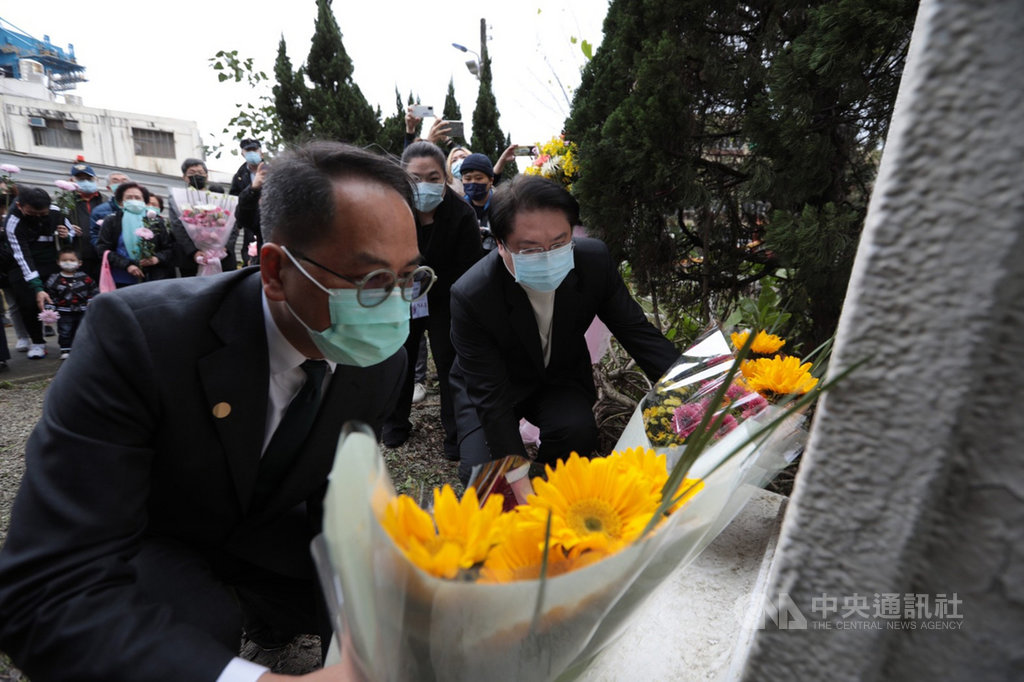 基隆市文化局27日舉辦太平輪海難72週年追思活動,基隆市長林右昌(前右)與文化部政務次長彭俊亨(前左)出席,在紀念碑前獻花悼念受難者。(基隆市政府提供)中央社記者王朝鈺傳真 110年1月27日