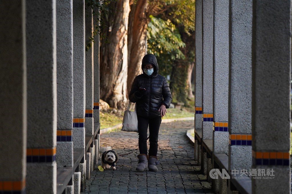 氣象專家吳德榮表示,28日強冷空氣南下,平地最低氣溫將降至攝氏11度。(中央社檔案照片)
