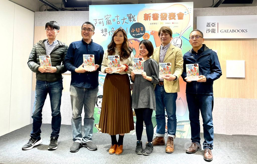 親子漫畫「小兒子1:阿甯咕大戰想像蟲!」27日舉行新書發表會,蓋亞文化社長陳常智(左起)、漫畫家漢寶包、LONLON、夢田文創製作統籌黃子榕、蓋亞文化漫畫部總編輯李亞倫與「小兒子」動畫導演史明輝合影。中央社記者葉冠吟攝 110年1月27日
