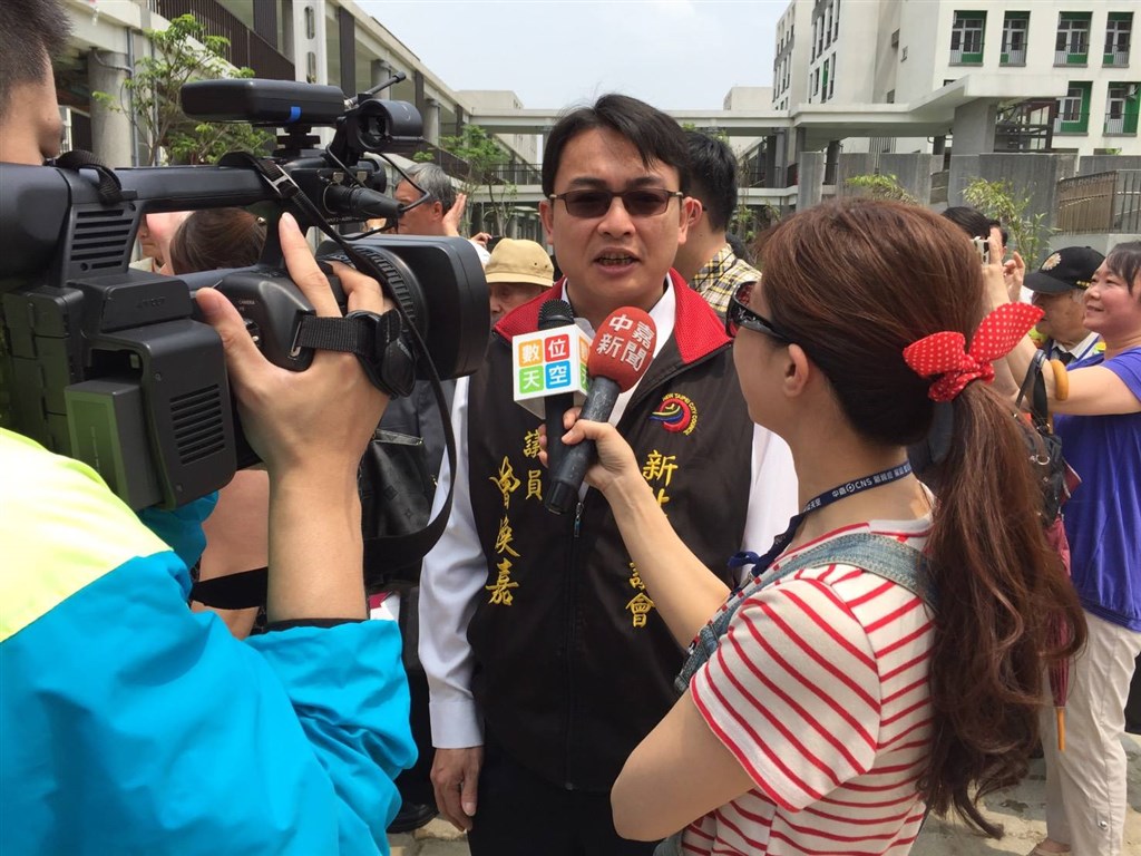 國民黨籍新北市議員曾煥嘉(中)涉嫌詐領助理費,27日新北地檢署向法院聲請羈押。(圖取自facebook.com/cenghuanjia)
