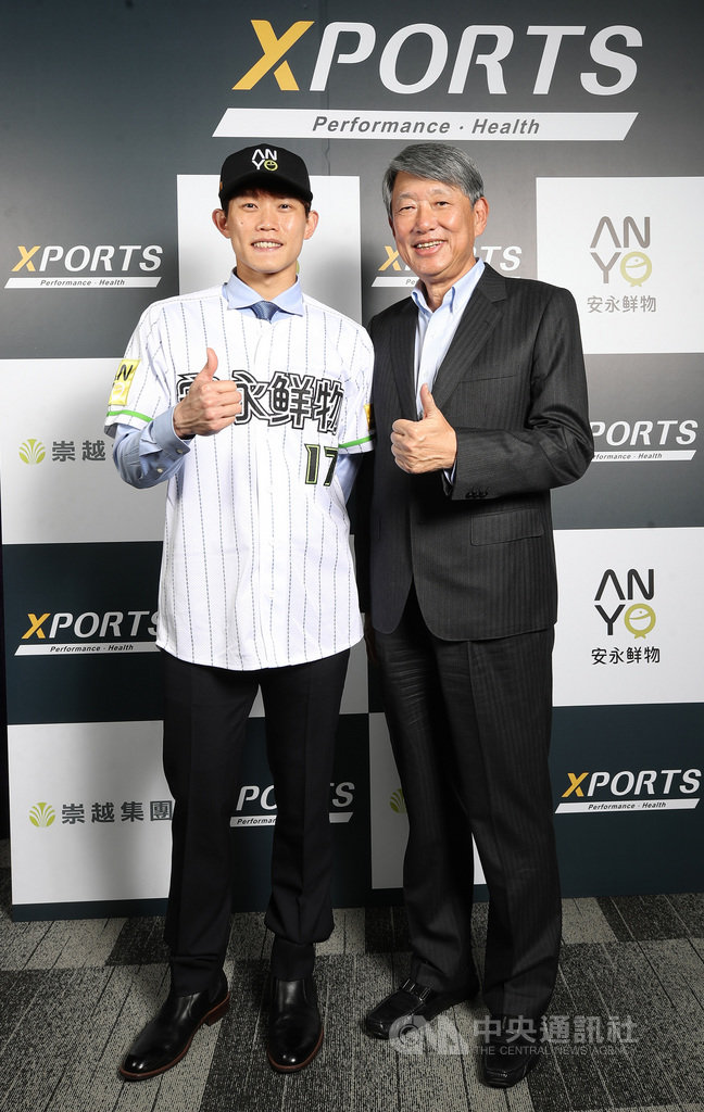 棒球投手陳冠宇(左)結束10年旅日生涯,在中職選秀前,陳冠宇選擇與業餘隊安永鮮物簽半年合約,球隊所屬的崇越集團27日舉辦加盟記者會。陳冠宇與崇越集團董事長郭智輝(右)合影留念。中央社記者張新偉攝 110年1月27日