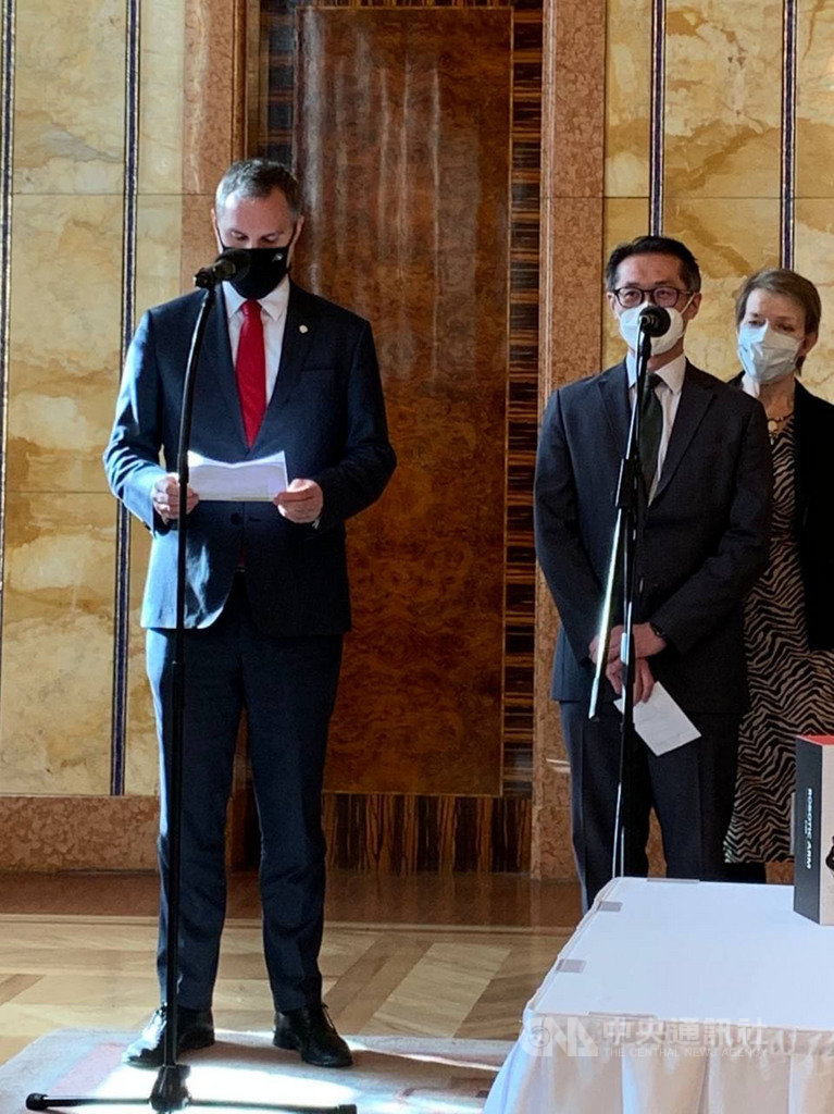 捷克布拉格市長賀瑞普(左)27日與駐捷克代表柯良叡(右)共同主持記者會,宣告布拉格將深化與台灣的互惠夥伴關係,促進科學、教育領域的實質合作。(外交部提供)中央社記者陳韻聿傳真 110年1月27日