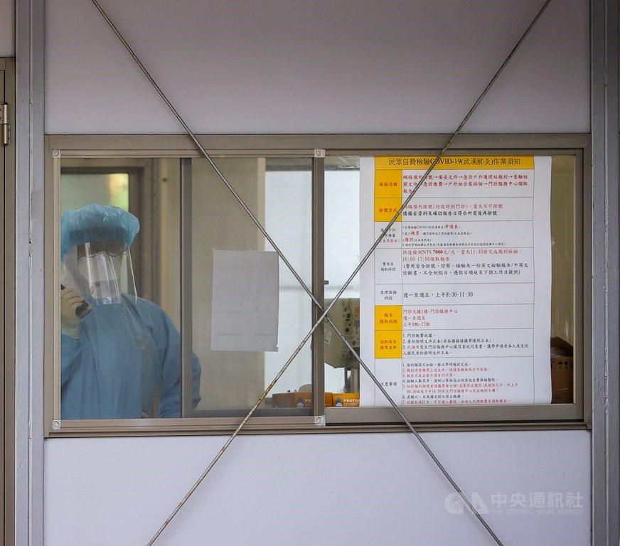桃園醫院武漢肺炎群聚疫情,疫情指揮中心指揮官陳時中27日表示,截至目前隔離人數增至3482人,已有143人解除隔離,採檢均為陰性。(中央社檔案照片)