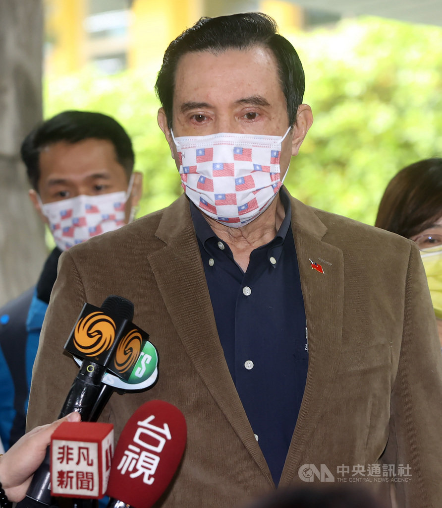 前總統馬英九(前)27日還原當年發生SARS時和平醫院封院過程,對於時任行政院長的游錫堃稱當時未接獲報告,馬英九說,現在桃園醫院的問題那麼嚴重,怎麼還有時間在打口水戰,這點他非常不以為然。中央社記者鄭傑文攝 110年1月27日