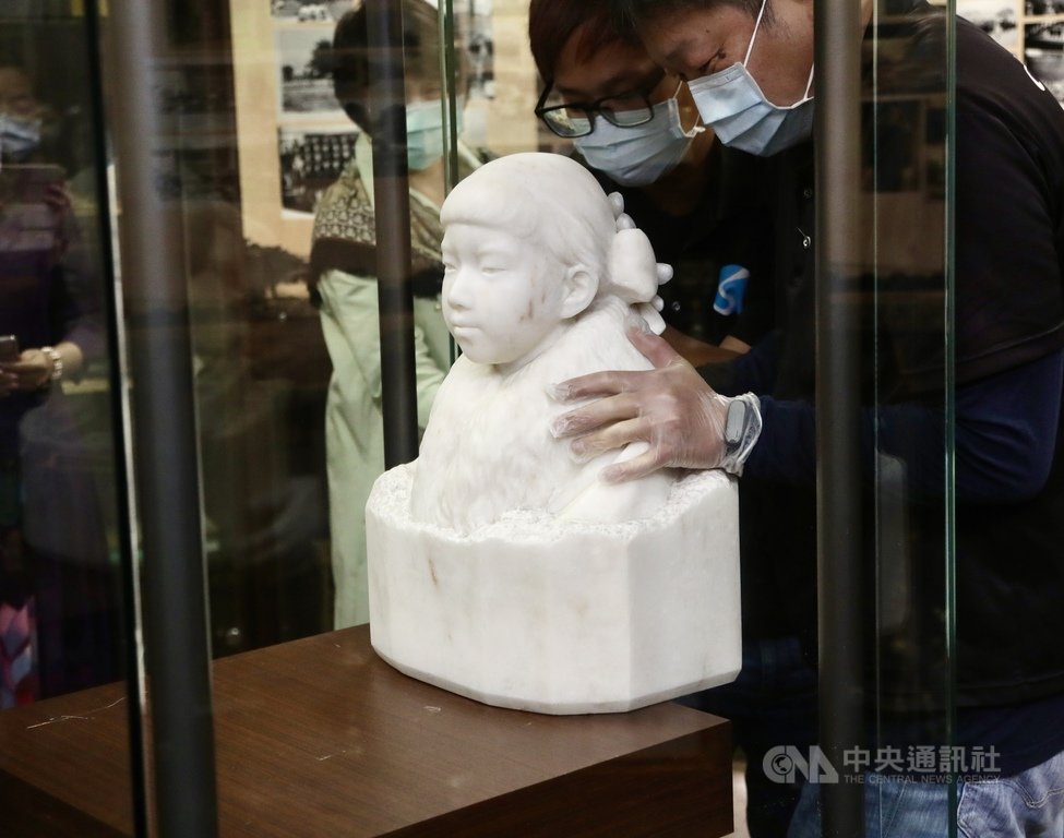 雕刻家黃土水的作品「少女」胸像27日回到台北市太平國小熟悉的校史室展示櫃。不過,作品該如何保存、保存在哪,成為重要議題。中央社記者張皓安攝 110年1月27日