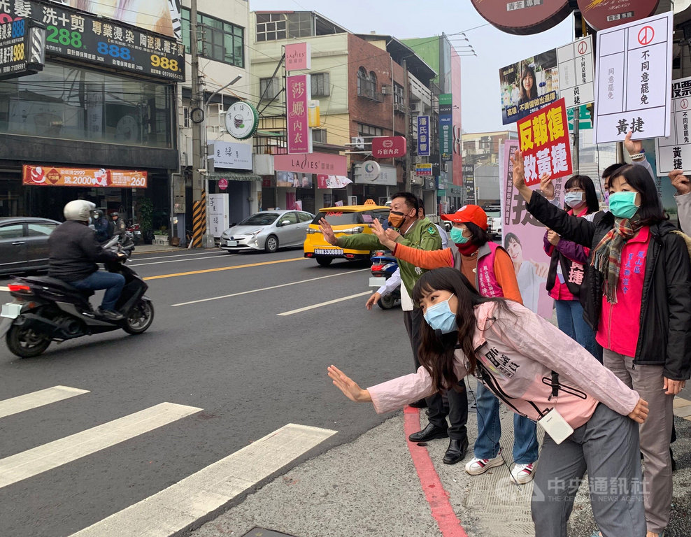 高雄市鳳山區2月6日舉辦罷免無黨籍市議員黃捷投票,黃捷(前右)連日來勤走基層,27日清晨在路口宣傳反罷免,呼籲民眾投「不同意」罷免票。中央社記者王淑芬攝 110年1月27日