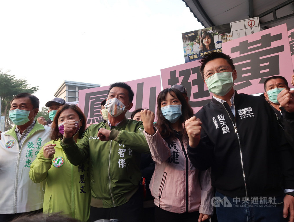 民進黨立委兼任高雄市黨部主委趙天麟(前右)28日一早陪同無黨籍高雄市議員黃捷(前右2)在路口宣傳反罷捷,呼籲市民用選票終止報復性罷免歪風。中央社記者王淑芬攝 110年1月28日