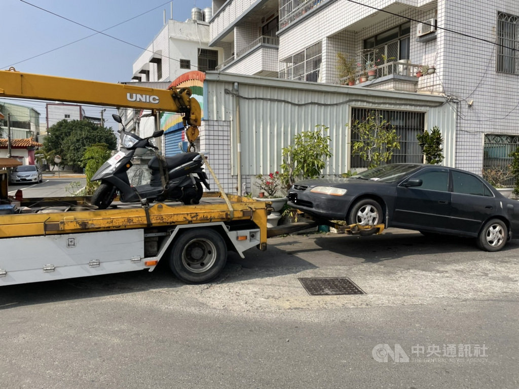 台南市西港區吳姓男子違反居家檢疫遭罰款新台幣10萬元,吳男卻不繳納,行政執行署台南分署27日扣得吳男汽機車,將擇期拍賣。(行政執行署台南分署提供)中央社記者張榮祥台南傳真 110年1月28日