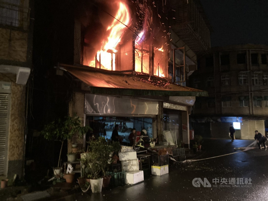新北市瑞芳區大埔路一間透天厝28日凌晨發生火警,警消人員抵達時,2樓已全面燃燒,火勢雖在半小時受到控制,但屋主69歲男子因中風行動不便逃生不及,被發現時已明顯死亡。(讀者提供)中央社記者王朝鈺傳真 110年1月28日