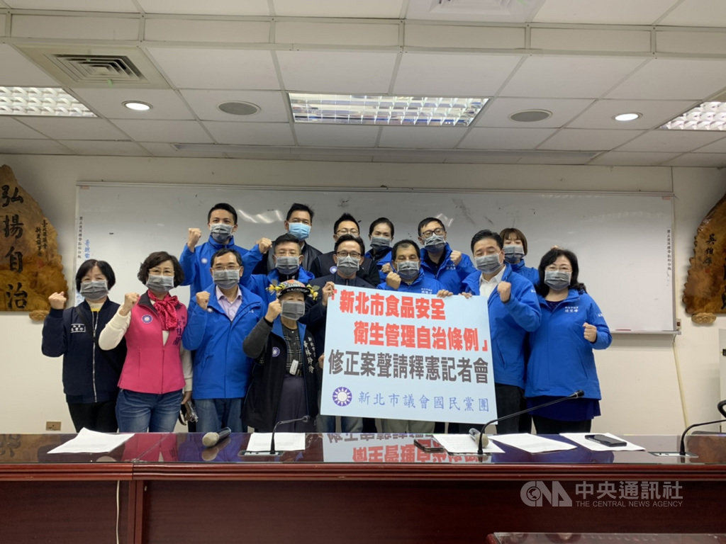 新北市議會國民黨團28日舉行記者會,高喊「反萊豬、護食安、還我地方自治權」口號,表達抗議及讓民眾認清楚國民黨為民眾健康把關決心,並宣布將提美豬釋憲案。中央社記者沈佩瑤攝 110年1月28日