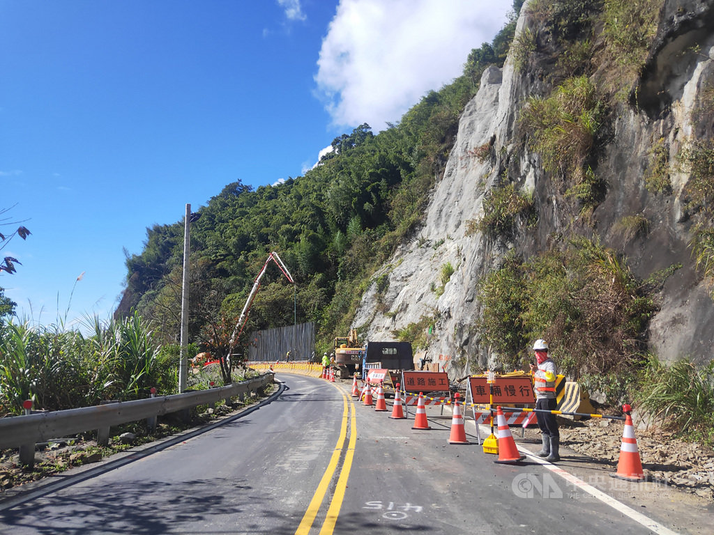 為維持交通順暢,2月10日至16日春節連假期間,阿里山公路78.3K、79K兩處明隧道工程將暫停施工,施工路段會鋪設臨時柏油路面,恢復雙向通車。(公路總局提供)中央社記者蔡智明傳真 110年1月28日