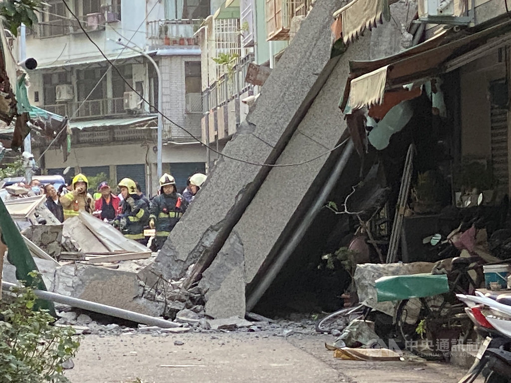 位於高雄市新興區的5層樓舊今日戲院建築物,28日下午突然發生外牆倒塌,附近民眾嚇了一大跳,警消立即派員救援,已救出1人。(高雄市消防局提供)中央社記者王淑芬傳真 110年1月28日