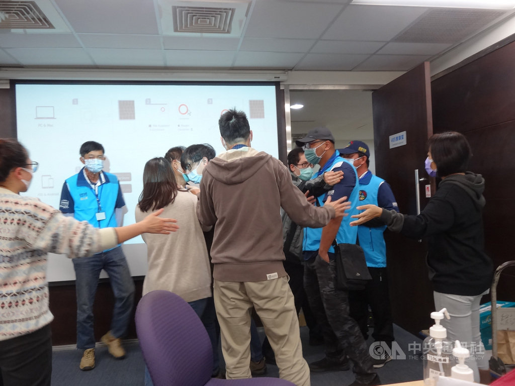 台中、苗栗水情吃緊,為因應抗旱,台電要欲將大安溪上游士林堰下游保留基流量調降,28日在環保署舉行專案審查會議,台中后里農民一度進入場內抗議表不滿。中央社記者楊淑閔攝 110年1月28日