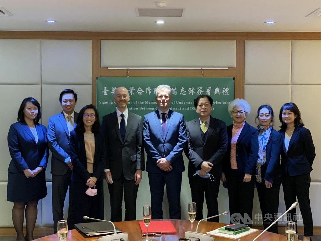 農委會指出,28日與英國簽署「台英農業合作瞭解備忘錄」,將建立農業合作對話平台,定期就農業政策、農業技術、漁業資源保護及動植物防疫檢疫等議題進行交流與討論。(農委會提供)中央社記者楊淑閔傳真 110年1月28日