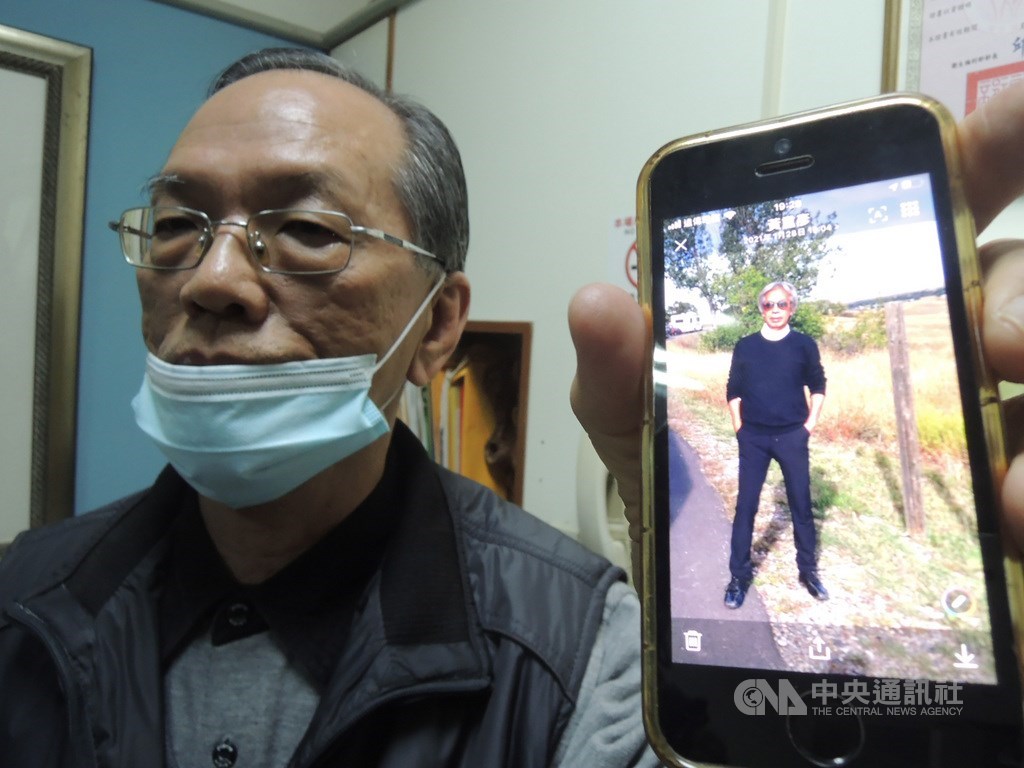 前新光醫院副院長黃芳彥涉前總統陳水扁國務機要費案潛逃美國,人在台中擔任開業醫師的弟弟黃重彥(左)28日受訪證實,上午10時多接獲在美姪子電話告知,哥哥黃芳彥被發現陳屍在自家停車場的車上。中央社記者郝雪卿攝 110年1月28日