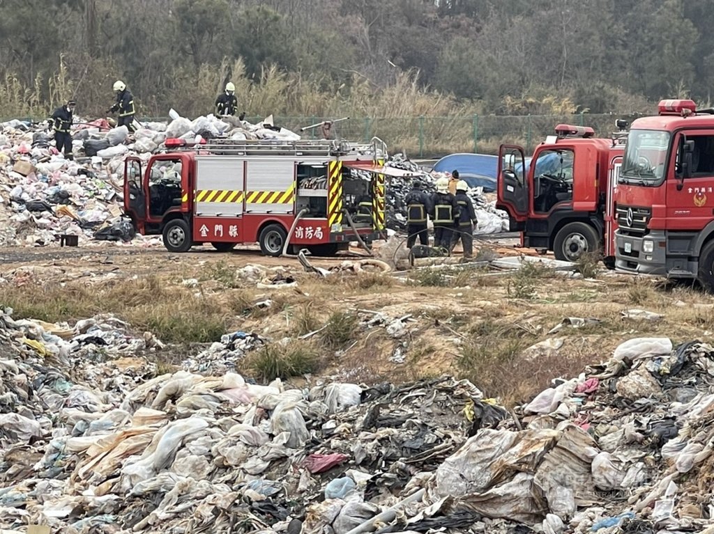 金門新塘垃圾場28日上午發生火警,消防局金湖分隊獲報出動水庫車組,並協調怪手開挖路徑,阻斷火勢蔓延。(金門縣消防局提供)中央社記者黃慧敏傳真 110年1月28日