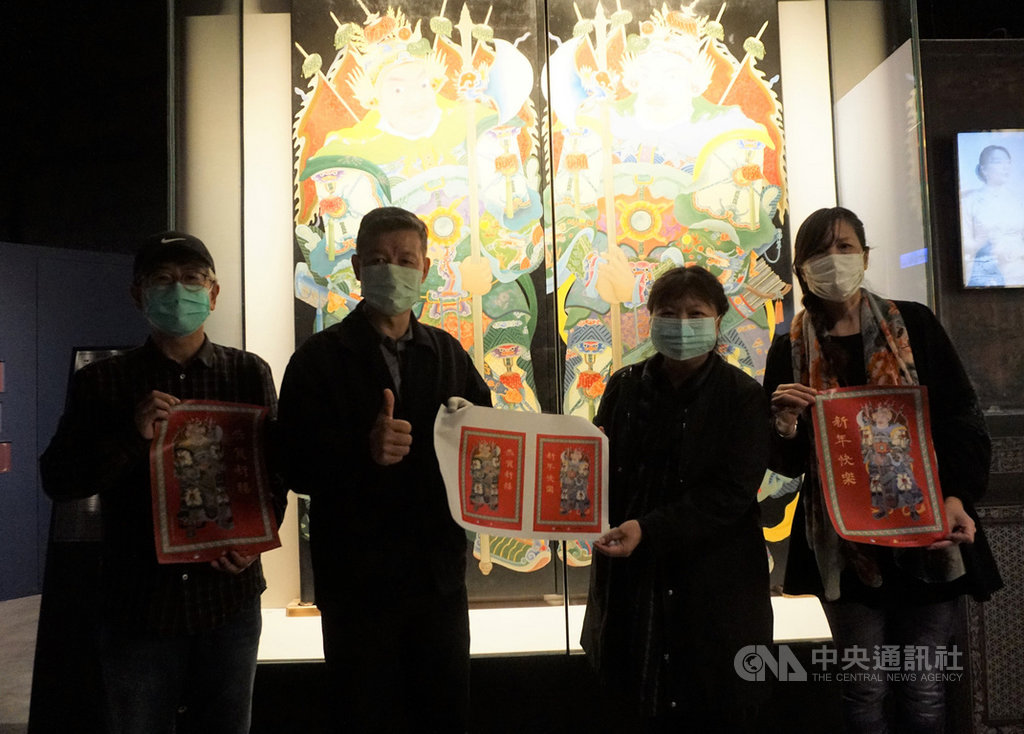 台灣師範大學美術系教授陳淑華(右2)帶領團隊歷經20個月,以嚴謹工藝再製精神復原臨摹,重現金門瓊林蔡氏家廟和十一世宗祠彩繪門神造型與風華,28日起在金門歷史民俗博物館展出。中央社記者黃慧敏攝 110年1月28日