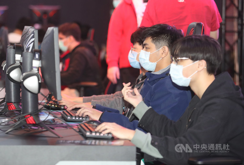 台北國際電玩展28日在南港展覽館登場，玩家參與廠商遊戲競賽時，也全程戴上口罩防疫。中央社記者張新偉攝 110年1月28日