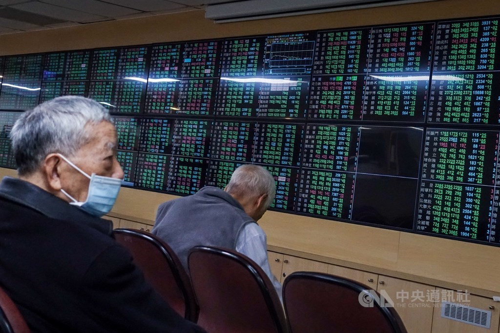 台股28日開低走低,指數終場收在15415.88點,跌285.57點,失守15531點月線,成交值新台幣3593.29億元。圖為投資人觀看一片綠油油的盤面。中央社記者吳家昇攝 110年1月28日