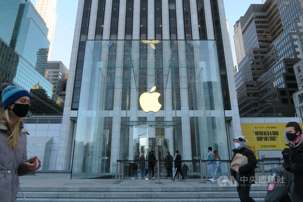 在iPhone 12加持下,蘋果公司2021會計年度首季營收1114億美元,創公司成立以來新高。圖為紐約民眾行經曼哈頓第五大道蘋果直營店。中央社記者尹俊傑紐約攝 110年1月28日