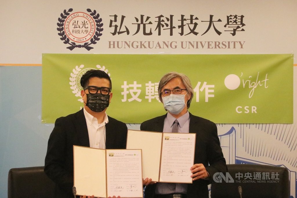 弘光科技大學化妝品應用系學生研發保養品技轉,副校長張聰民(右)與歐萊德公司董事長葛望平(左)代表簽約。中央社記者趙麗妍攝 110年1月28日