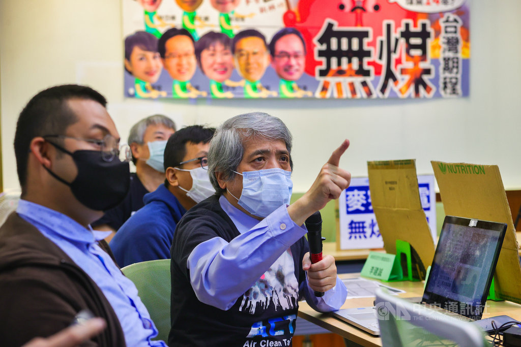 立法院副院長蔡其昌提出中火燃煤機組「除役不拆除」主決議案,將在立法院會表決。台灣健康空氣行動聯盟等環團28日舉行記者會表示,希望無煤主決議的範疇能擴及全台,包括高雄的興達電廠、雲林縣的麥寮電廠等,均能逐步除役。中央社記者謝佳璋攝 110年1月28日