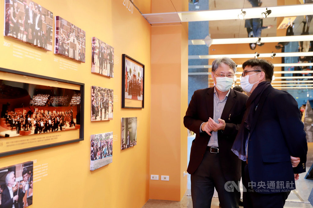國立台灣交響樂團「聽見台灣的聲音」特展即起在文化部藝廊登場,文化部主任秘書陳登欽(右)及國台交團長劉玄詠(左)參觀展場。(文化部提供)中央社記者趙靜瑜傳真 110年1月28日